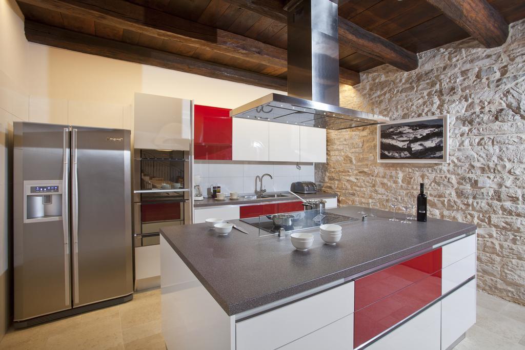 Villa Poropati, Groznjan, Istria - Luxury Countryside Estate For Up To 19 Persons - Large Pool Of 80M2 With Kids Section 外观 照片