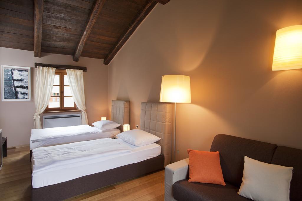 Villa Poropati, Groznjan, Istria - Luxury Countryside Estate For Up To 19 Persons - Large Pool Of 80M2 With Kids Section 外观 照片
