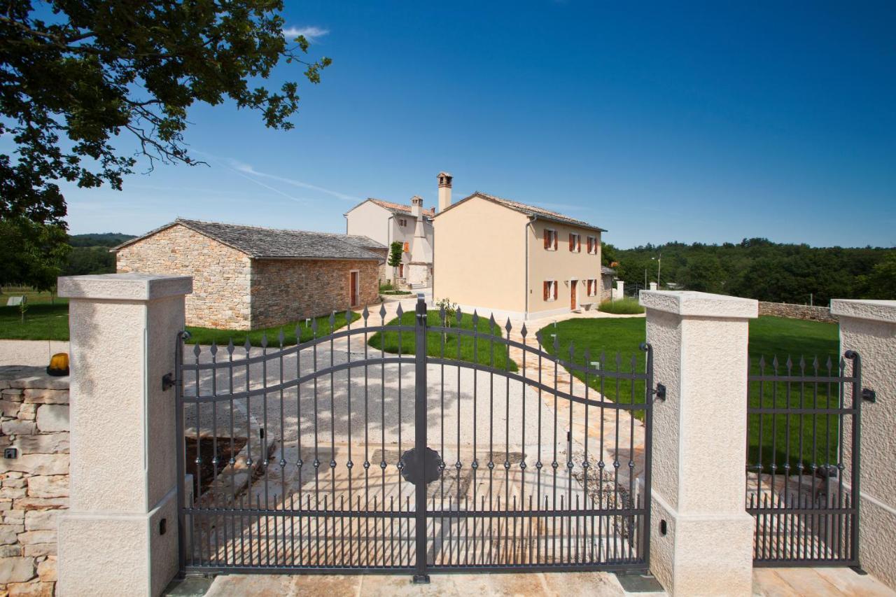Villa Poropati, Groznjan, Istria - Luxury Countryside Estate For Up To 19 Persons - Large Pool Of 80M2 With Kids Section 外观 照片