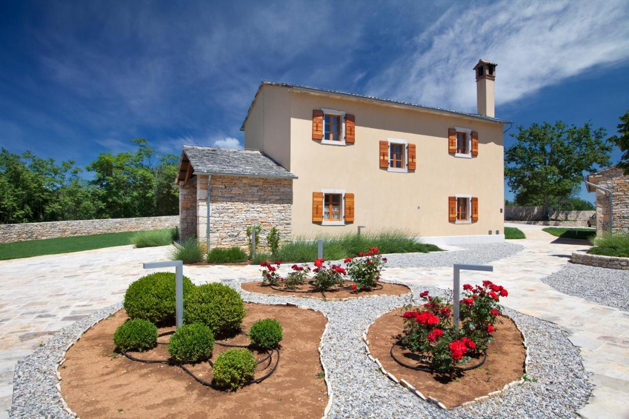 Villa Poropati, Groznjan, Istria - Luxury Countryside Estate For Up To 19 Persons - Large Pool Of 80M2 With Kids Section 外观 照片