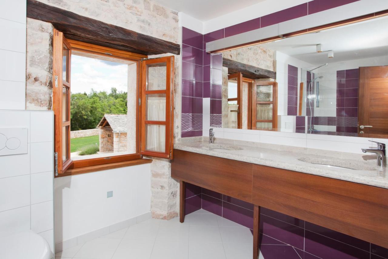 Villa Poropati, Groznjan, Istria - Luxury Countryside Estate For Up To 19 Persons - Large Pool Of 80M2 With Kids Section 外观 照片